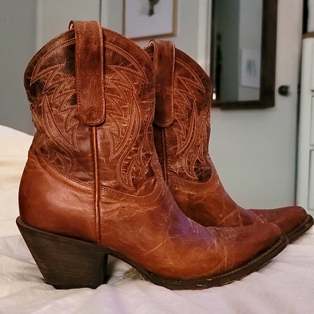 Cavender's Distressed Western Boots Size 7 (fit like a 6)